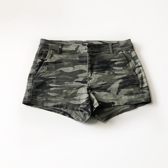 Express Pants - Express Midi Mid Rise Camouflage Shorts